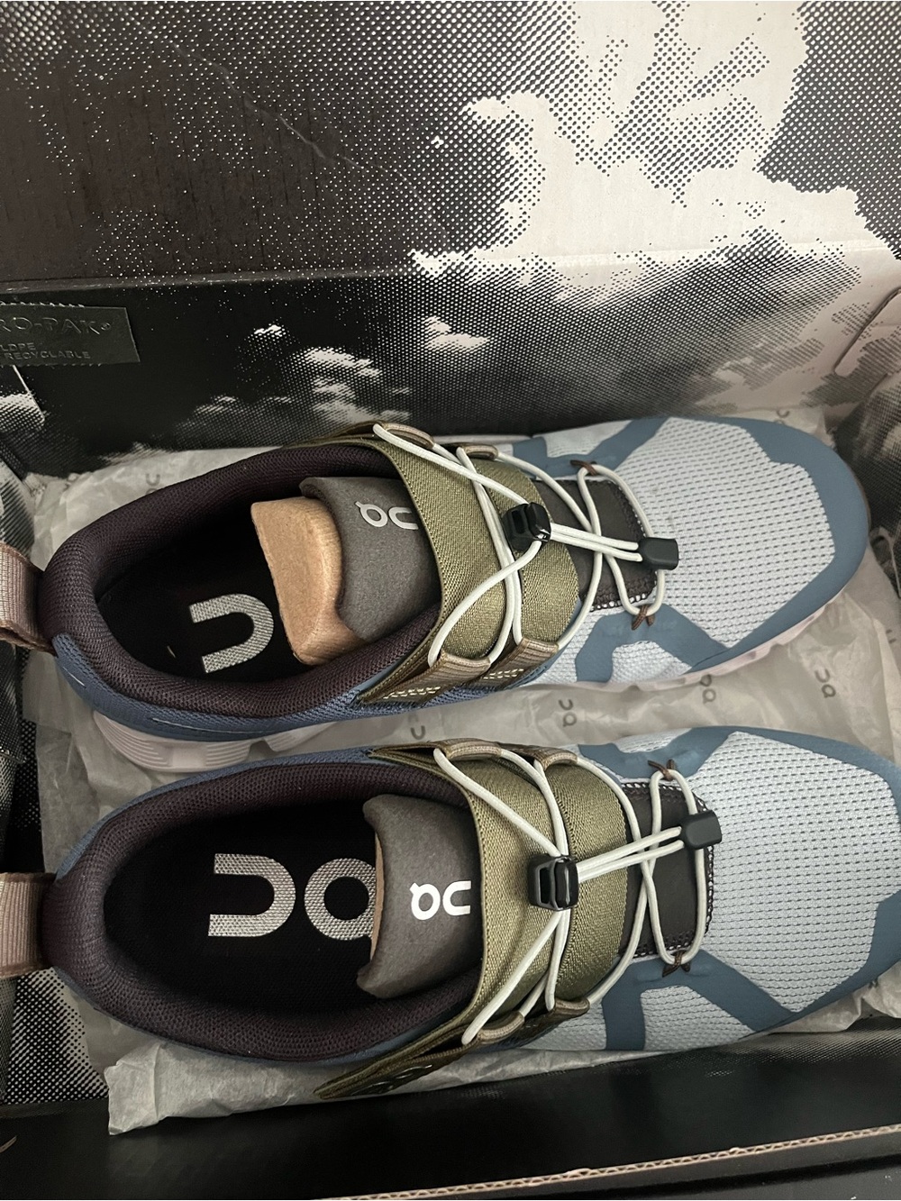 Women Oncloud running Sneaker in Blue and Olive Green, size 6 - Picture 5 of 6